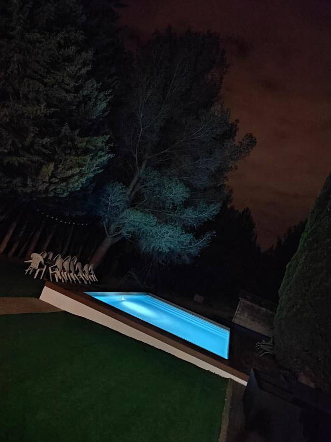 Location de vacances pour 12 personnes, avec vue ainsi que jardin et piscine à Saint-Mitre-les-Remparts - 3