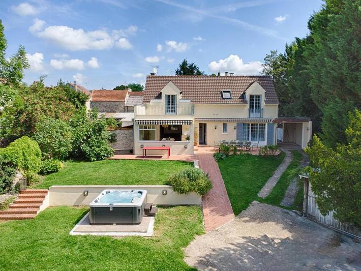 Villa pour 8 personnes, avec jacuzzi ainsi que balcon et jardin