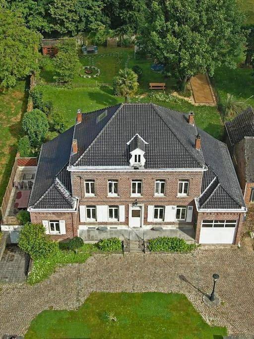 Location de vacances pour 14 personnes, avec Jacuzzi et Terrasse ainsi que Jardin et Piscine à Flobecq