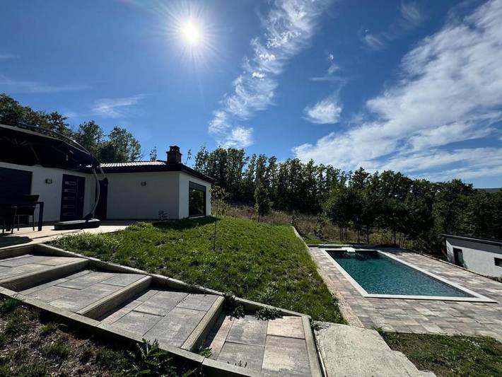 Villa für 6 Personen, mit Balkon und Whirlpool sowie Terrasse und Garten in Kosovo