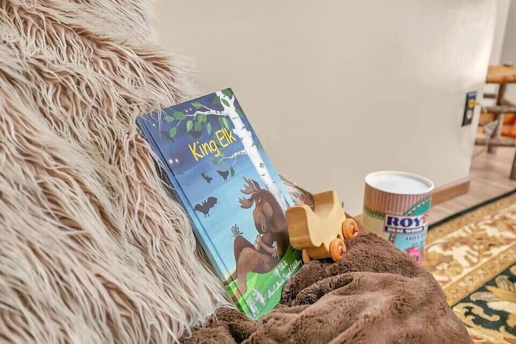 Arapaho Forest Lodge w/ Hot Tub + Games | Dogs Ok in Arapaho and Roosevelt National Forests