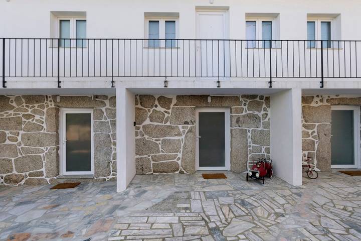 Entire studio, Studio Apartment 'Estúdio Gerês' with Shared Terrace, Wi-Fi and Air Conditioning in Braga District