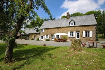 Gîte pour 10 personnes, avec jardin dans Bourguenolles