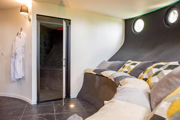 Chambre d’hôte pour 2 personnes, avec Terrasse ainsi que Jacuzzi et Piscine dans l' Ain - 4