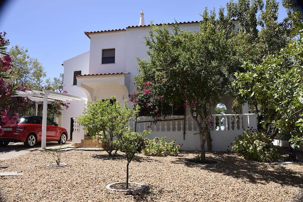 Villa with Private Pool and Sea View, Family Friendly, Shaded Detached Pavillion in Boliqueime, Faro Distrikt