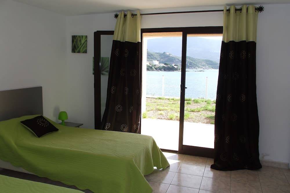 Maison pieds dans l'eau, Confort & détente, plage de sable devant la maison in Tiuccia, Casaglione