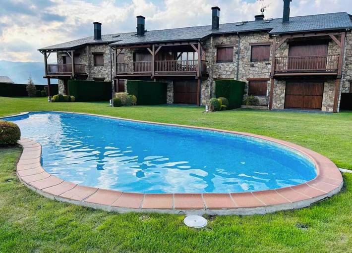 Appartement de vacances pour 8 personnes, avec piscine ainsi que jardin et vue