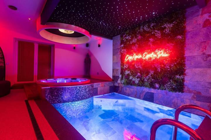 Hôtel pour 2 personnes, avec Jacuzzi et Terrasse ainsi que Jardin et Piscine