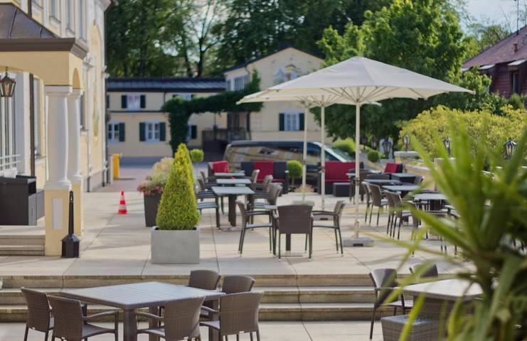 Hotel für 4 Personen, mit Terrasse und Garten sowie Pool und Sauna in Oberschleißheim