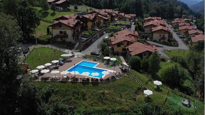 Gîte pour 6 personnes, avec Jacuzzi et Terrasse ainsi que Jardin et Piscine dans Serina