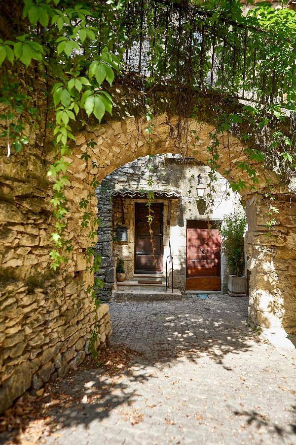 Gîte pour 2 personnes, avec balcon ainsi que jardin et vue à Valliguières