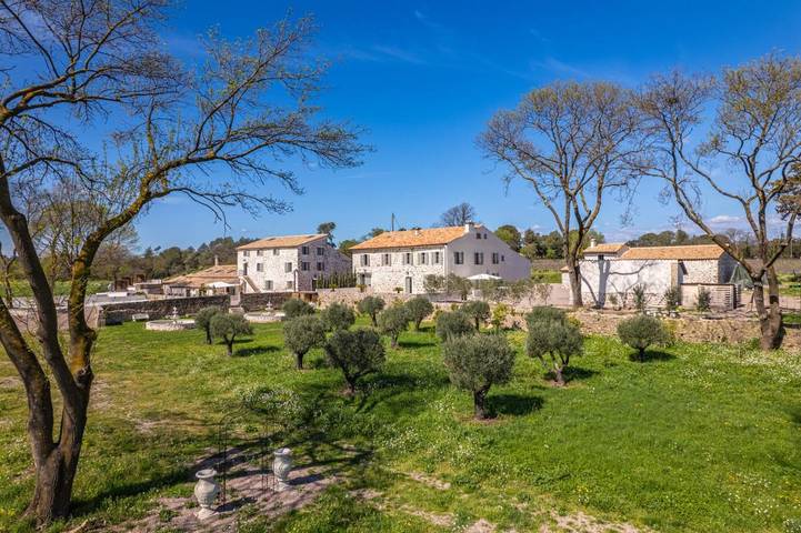 Appart’hôtel pour 4 personnes, avec vue et terrasse ainsi que piscine et jardin