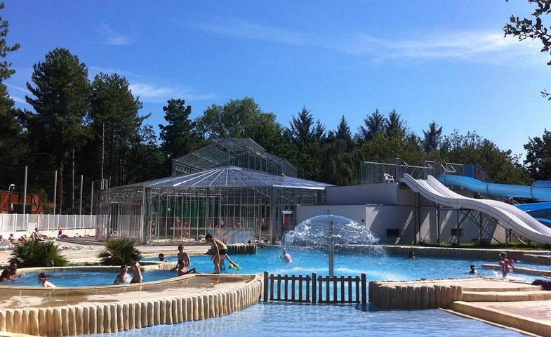 Camping pour 6 personnes, avec terrasse ainsi que piscine et jacuzzi, animaux acceptés