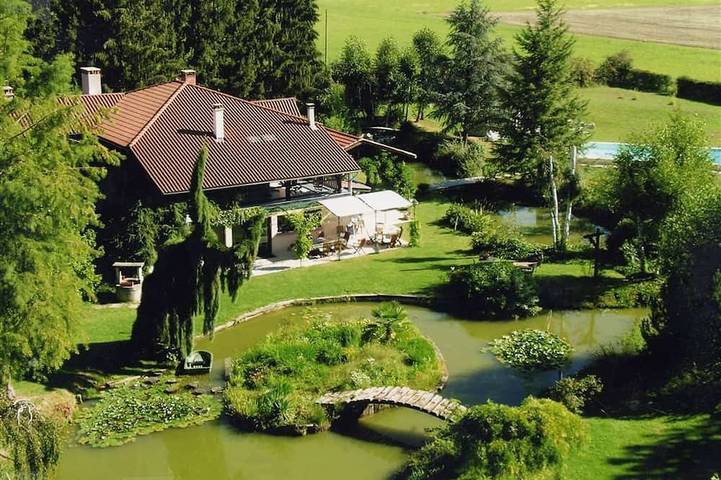 Location de vacances pour 8 personnes, avec Terrasse ainsi que Jardin et Piscine à Saint-Vérand