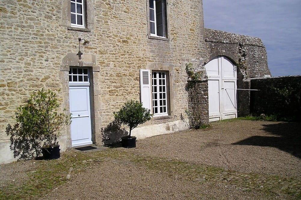 Classic French Presbytere 4 km Utah beach. in Fontenay-sur-Mer, Cherbourg und Umgebung