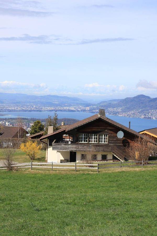 Ferienhaus für 5 Personen, mit Balkon und Terrasse sowie Garten und Seeblick in Aeschi bei Spiez