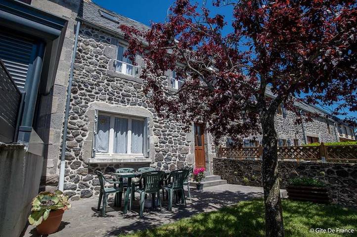 Gîte pour 5 personnes, avec Terrasse ainsi que Jardin et Vue à Murol