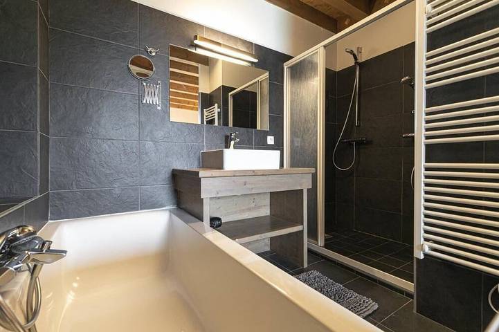 Landhaus, bis 200m skipiste, Erdgeschoss, terrasse, balkon, kamin oder ofen für holz, fernseher in Valfréjus, Modane