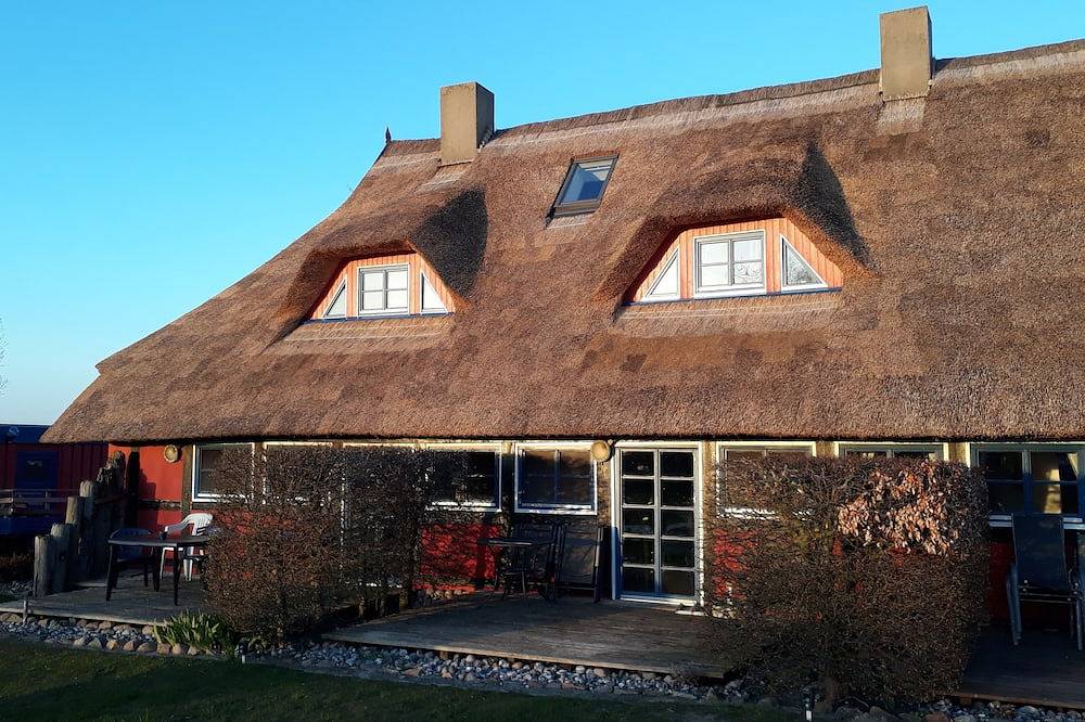 Ganze Wohnung, Gemütliche Ferienwohnung mit Reetdach am Landschaftsschutzgebiet am Achterwasser in Hohendorf (bei Wolgast), Wolgast
