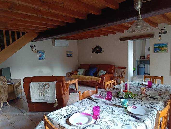 Location de vacances pour 8 personnes, avec vue et jardin à Menat - 3