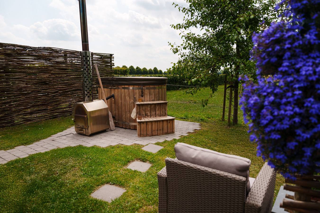 Modern 2-person tiny house with hot tub in Uitwijk, near Gorinchem in Brabante Septentrional