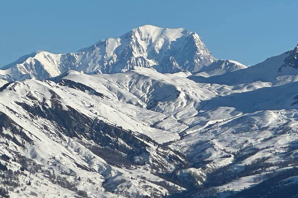 Entire apartment, \"Rental with breathtaking mountain views, for an unforgettable stay!\" in La Léchère, Le Grand Domaine