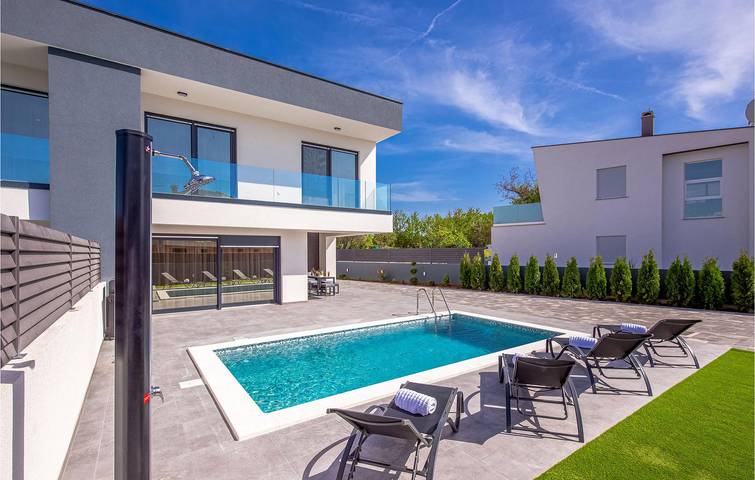 Un charmant appartement à 1 km de la plage : un logement confortable avec terrasse et équipements in Nin, Région de Zadar