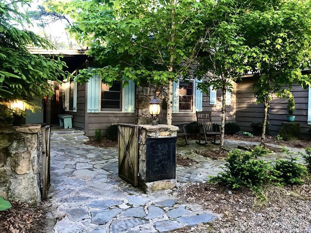Beautiful Highlands cabin! 8 min to town-Pet friendly-lots of outdoor space in Macon County