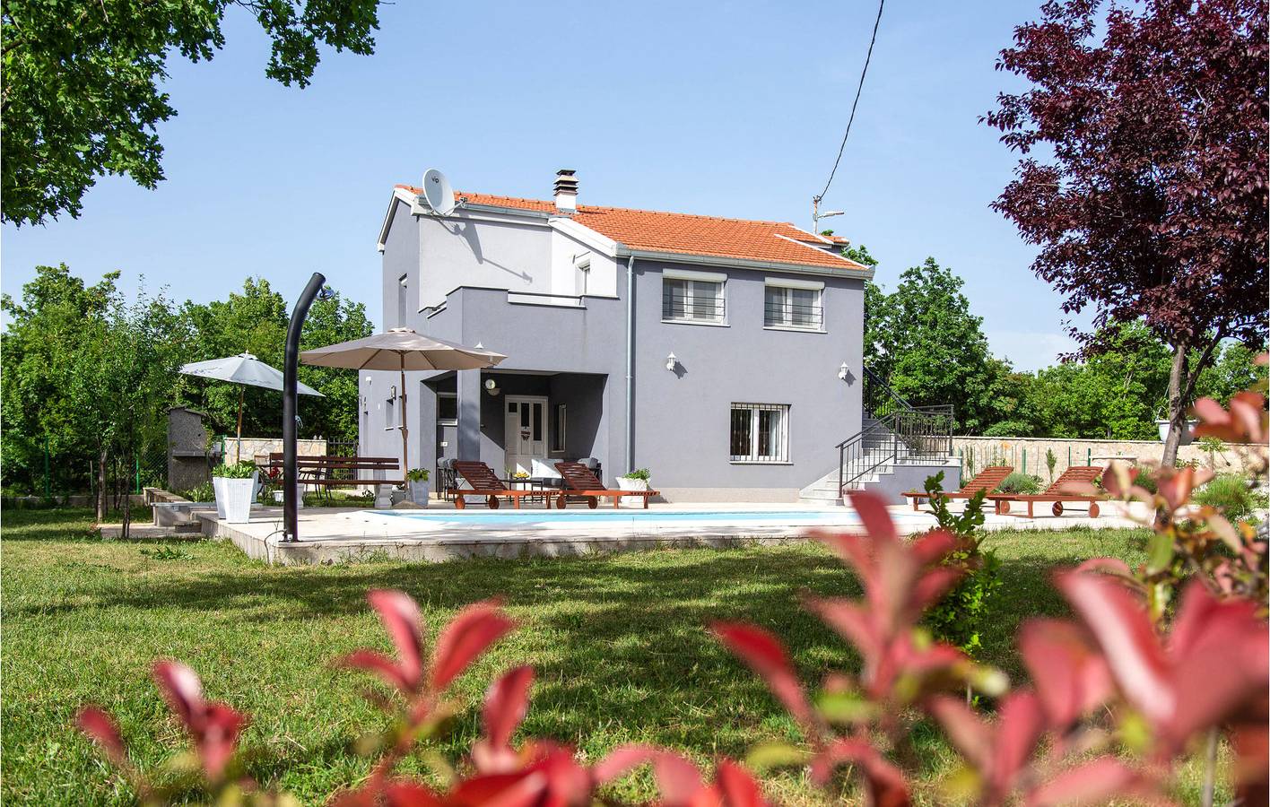 Geräumige 2-Zimmer-Wohnung mit Pool und Terrasse, kostenloses WLAN in Dalmatinisches Zagora