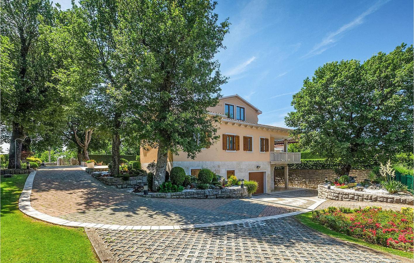 Gemütliche 350 m² große Wohnung mit Pool, WLAN und nur wenige Schritte von Restaurants und dem Stadtzentrum entfernt in Presika, Ostküste Istrien