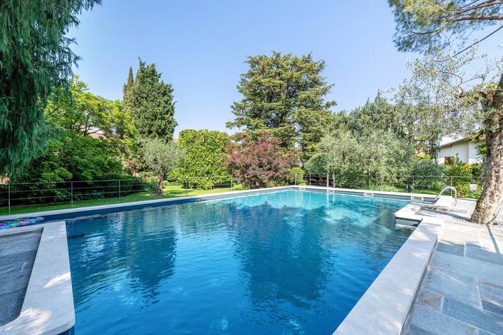 Ganze Wohnung, Appartamento Al Segnavento Montese mit Pool, Garten und Wlan in Maderno, Toscolano-Maderno