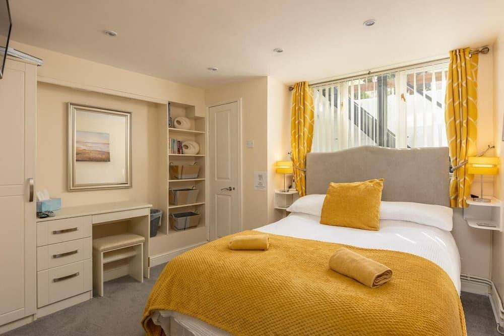 Entire apartment, Cosy Beachside Apartment, Spectacular Views in Picturesque Village. in Sandsend, North York Moors National Park