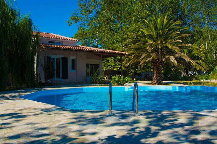 Location de vacances pour 7 personnes, avec jacuzzi ainsi que jardin et balcon dans Stafylos