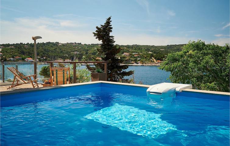 Gemütliche 2-Zimmer-Wohnung mit Pool und WLAN, nur wenige Schritte von der Küste und Rogac entfernt in Šolta (Split-Dalmatien), Rogac