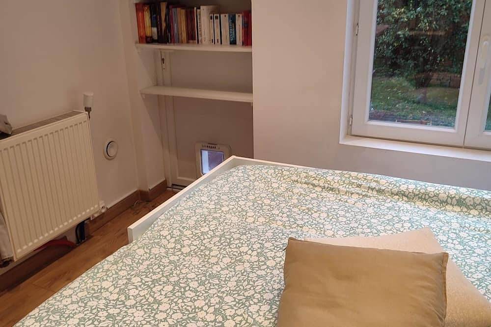 Bedroom with bathroom in Argenteuil, Val-d'Oise