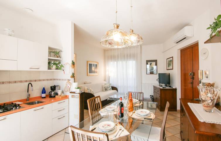 Appartement de vacances entier, Appartement confortable à 1,5 km de la plage : 2 chambres avec jardin et terrasse in Massa (Italie), Riviera Italienne