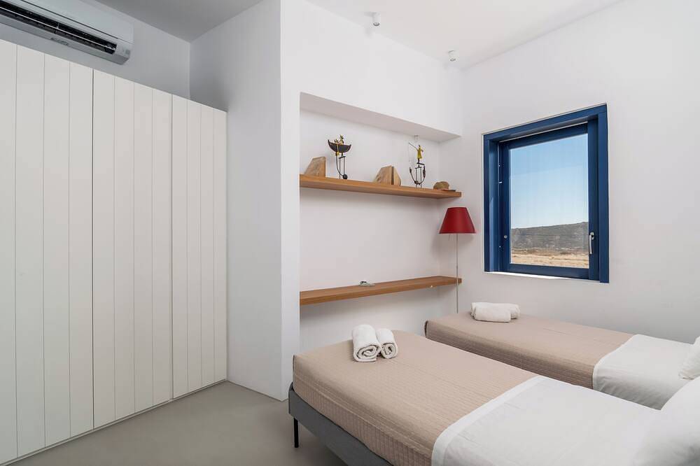 4-Bedroom Villa in Milos, Seaview and Sunset view, Private Pools in Milo