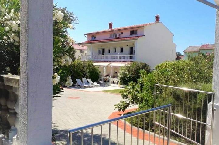 Ferienhaus für 9 Personen, mit Garten und Balkon, mit Haustier auf Rab