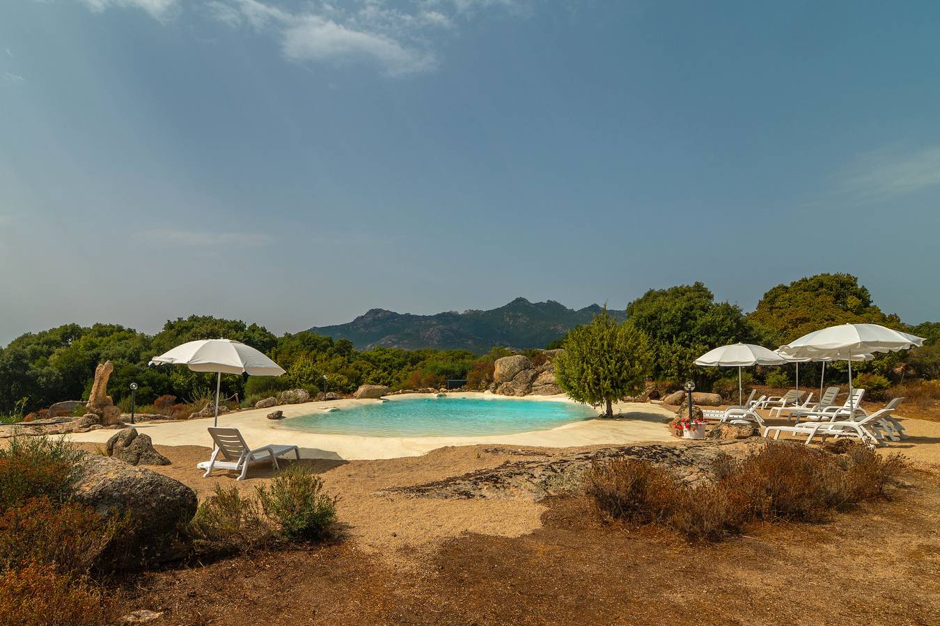 Villa 'Alcumissu' met Uitzicht op de Bergen, Privézwembad en Wi-Fi in Calangianus, Olbia-Tempio