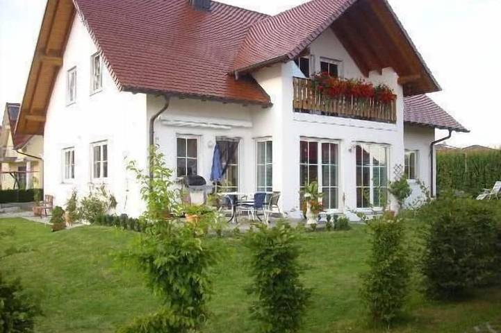 Ferienwohnung für 5 Personen, mit Balkon und Whirlpool sowie Garten und Sauna in Burtenbach