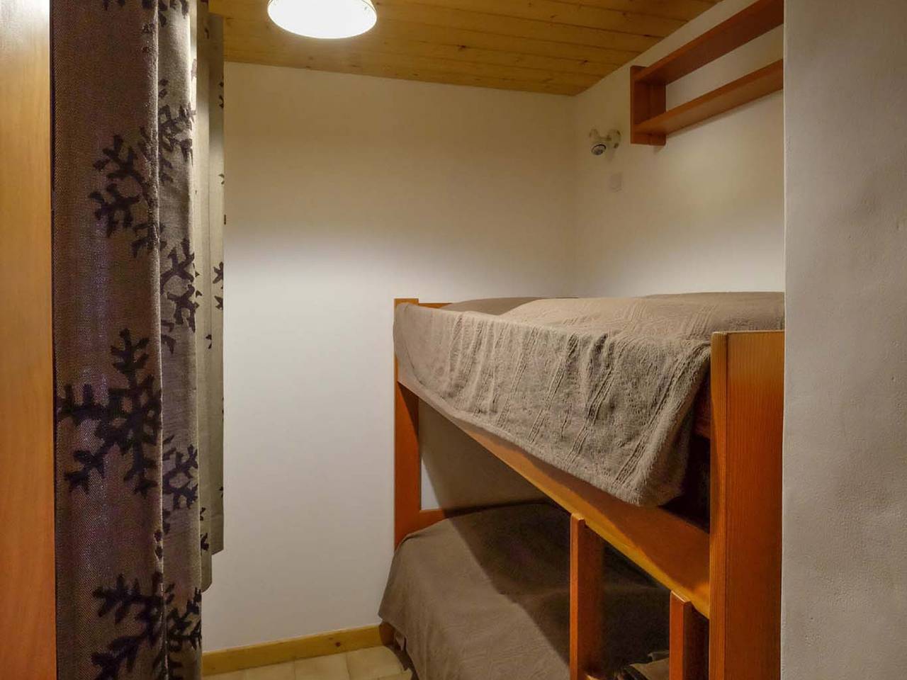 Entire apartment, Charming 2-Bedroom Apartment in Champagny-en-Vanoise, Sleeps 6 with South-Facing Balcony and Free Wifi in Champagny-en-Vanoise, Vanoise National Park