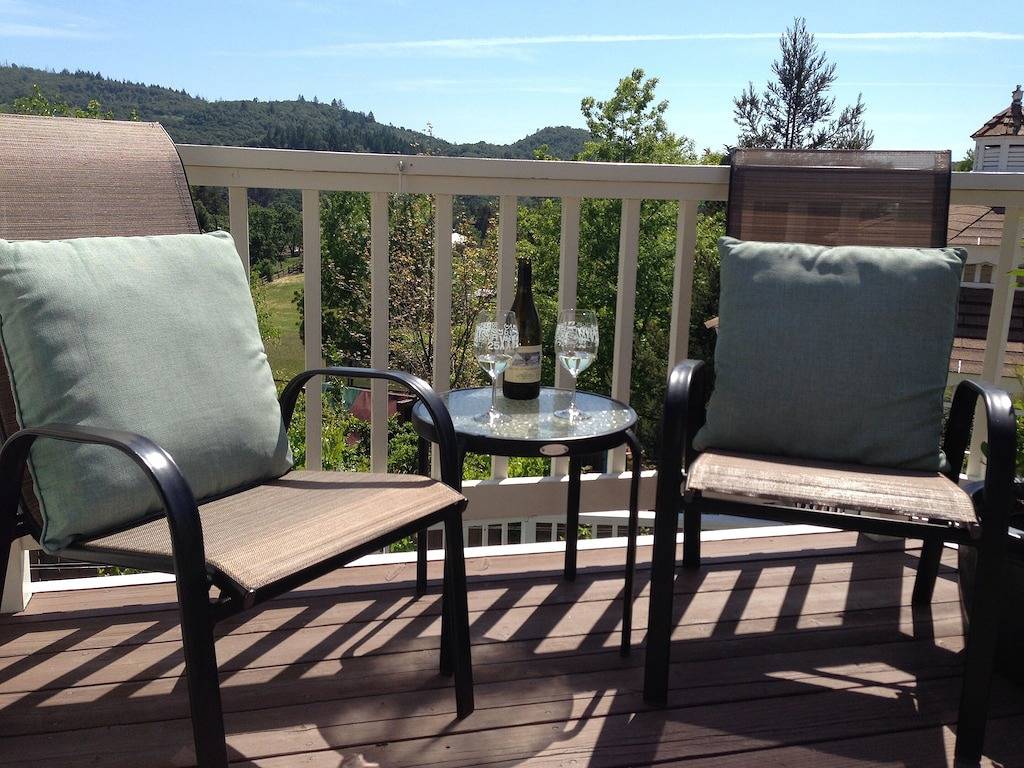 Stellen Sie in eine gehobene belaubte Nachbarschaft mit erstaunlichen Ansichten des Spring Lake Parks ein. in Santa Rosa, California North Coast