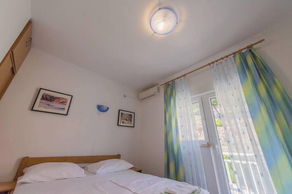 206 room with balcony, mountain view & hot tub access in Lokva Rogoznica, Split-Dalmatië