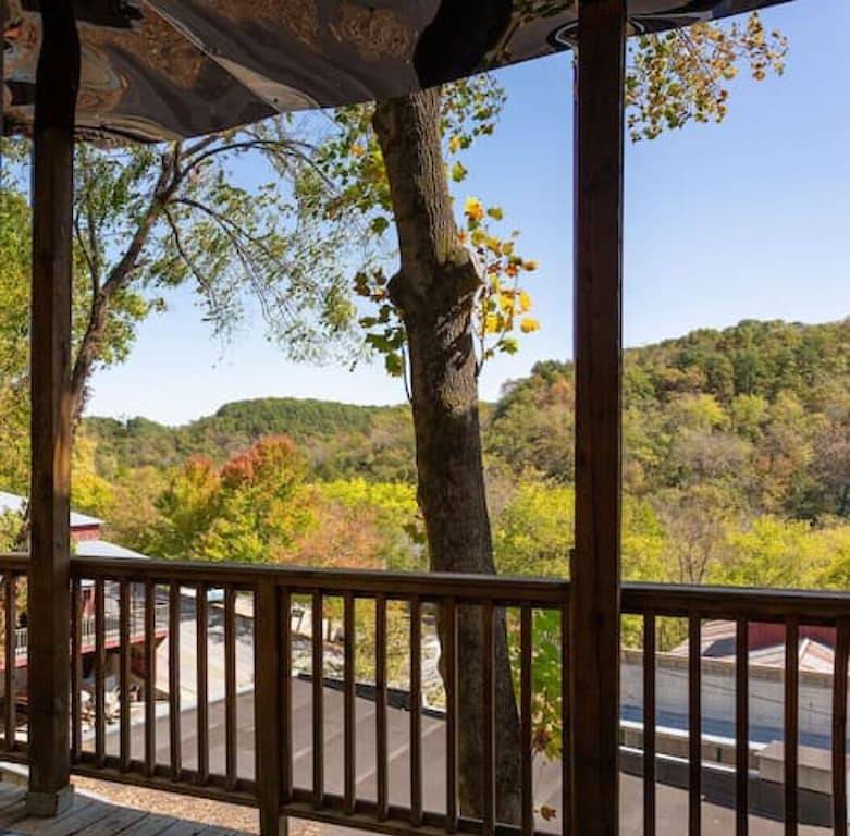Nola Suite • Hot Tub • Downtown • Original Art in Eureka Springs, Carroll County (AR)