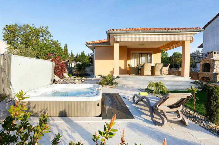 Ferienhaus für 6 Personen, mit Balkon/Terrasse und Terrasse sowie Pool in Lakmartin