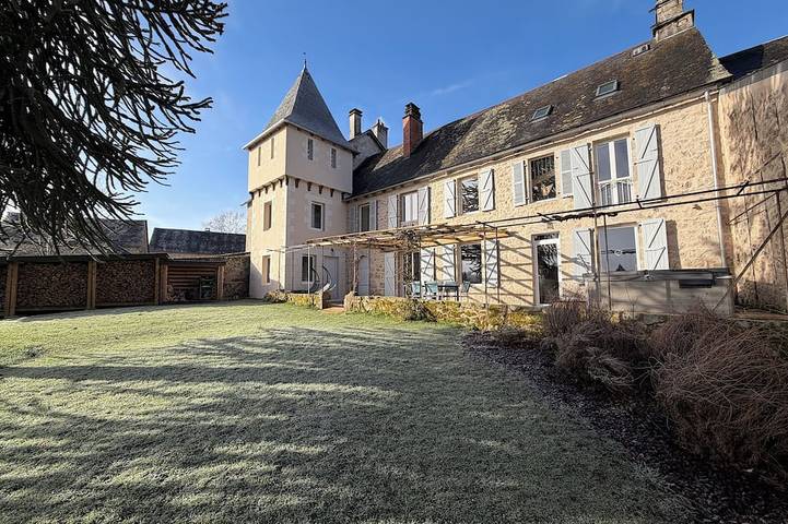 Location de vacances pour 6 personnes, avec terrasse ainsi que jardin et jacuzzi à La Roche-Canillac