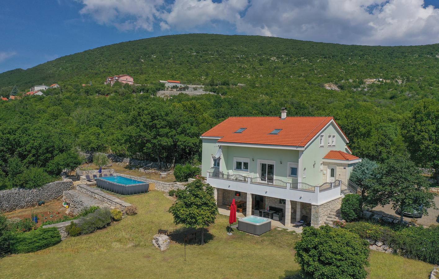 Geräumige 310 m² große Wohnung mit Pool, Terrasse und kostenlosen Parkplätzen in Svib, Makarska Riviera