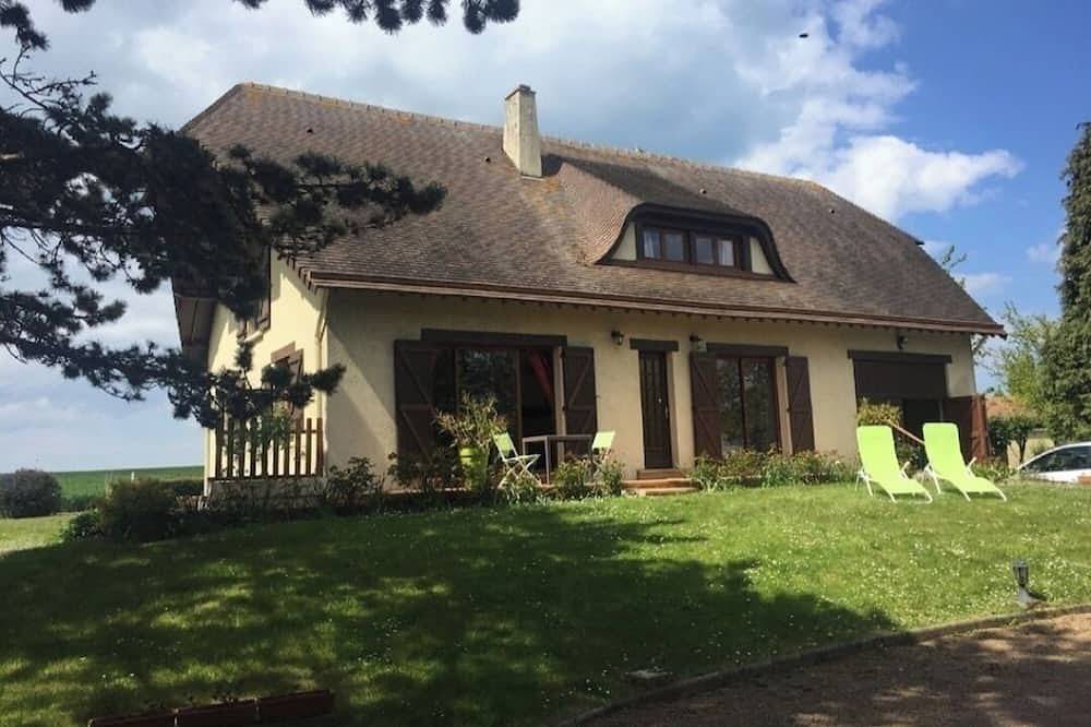 Norman house with garden near the landing beaches in Ver-sur-Mer, Bayeux region