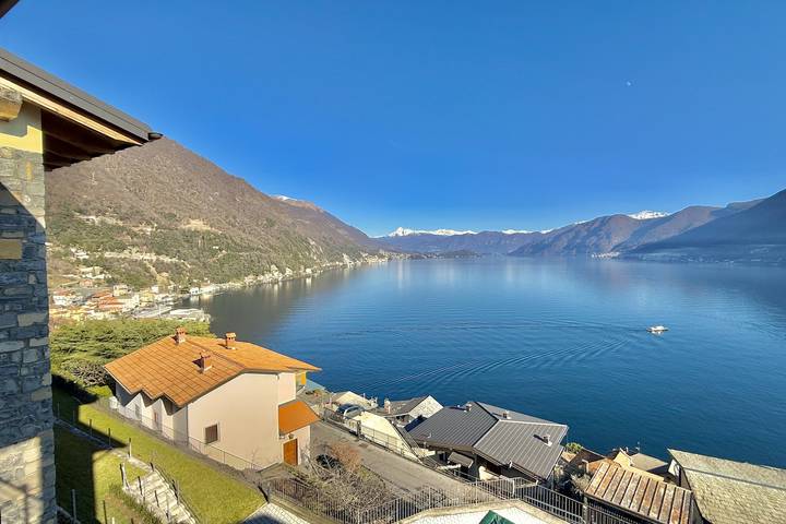 Gîte pour 4 personnes, avec terrasse ainsi que piscine et vue sur le lac à Argegno