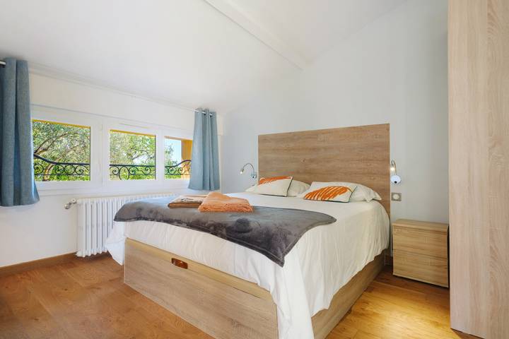Rose Room 19 m² Upstairs, Shared Living Room, Kitchen, Garden and Parking in Grasse, Medelhavskusten (Frankrike)